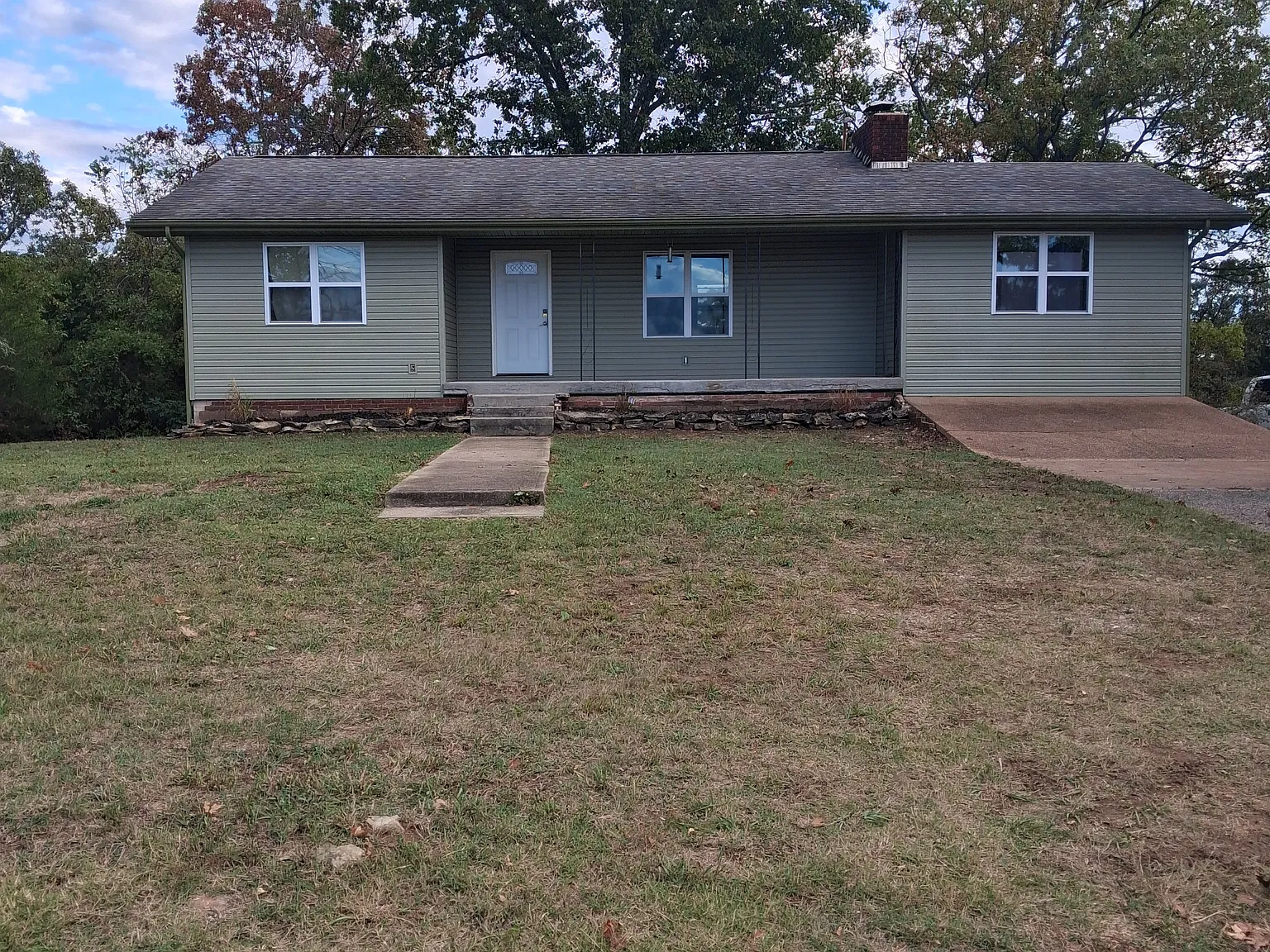 3 bed, 1300 sqft, $1,550 — Photo 1