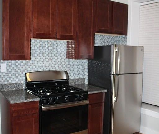 3rd image of 639 W Oakdale Ave APT 3L