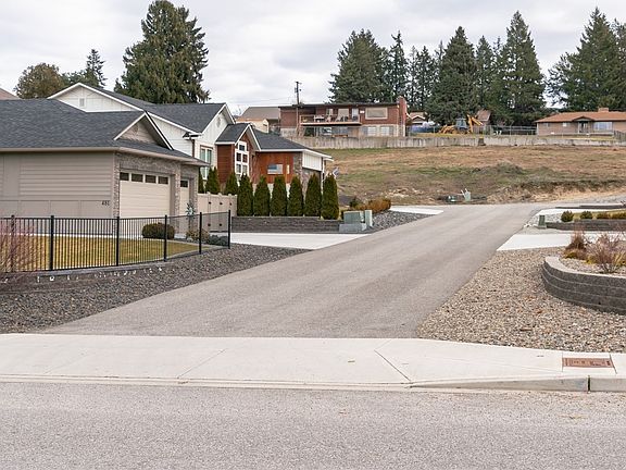 4th image of 443 NW Spruce Court