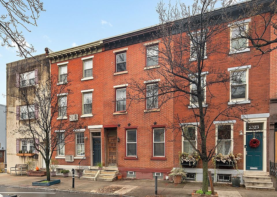 2nd image of 2325 Lombard St