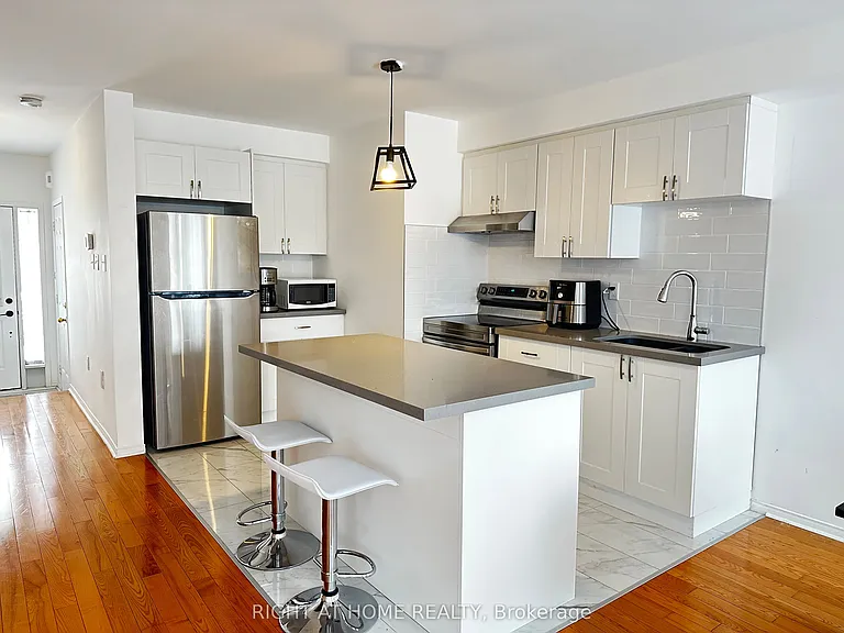 54 Henderson Cres — Photo 3