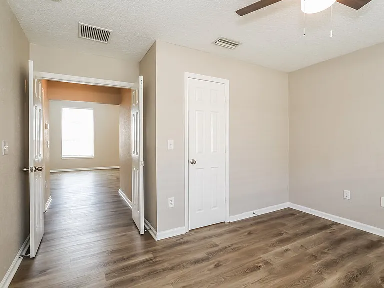 1306 Ardmore St — Photo 13