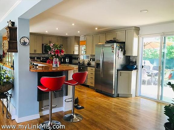 Kitchen and breakfast bar