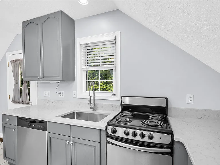 587 A St #R — Photo 13