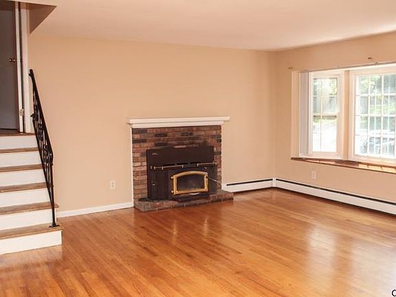 3rd image of 2 Hayes Dr