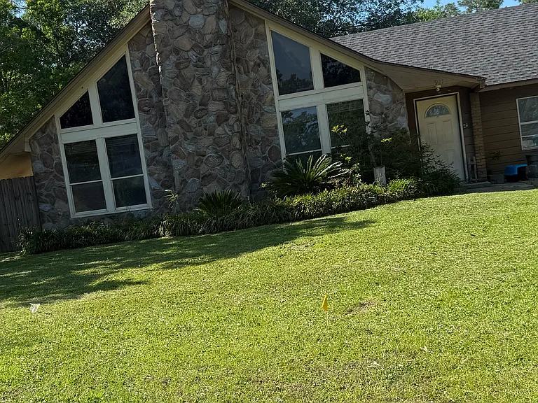 927 Sweetgum Dr — Photo 1