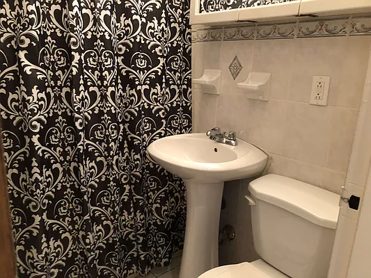 Rented by Kahen Properties | media 18