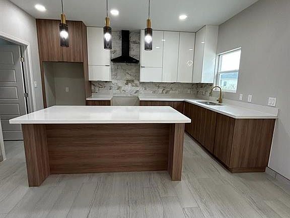 3rd image of 3011 E Tamarindo Ave