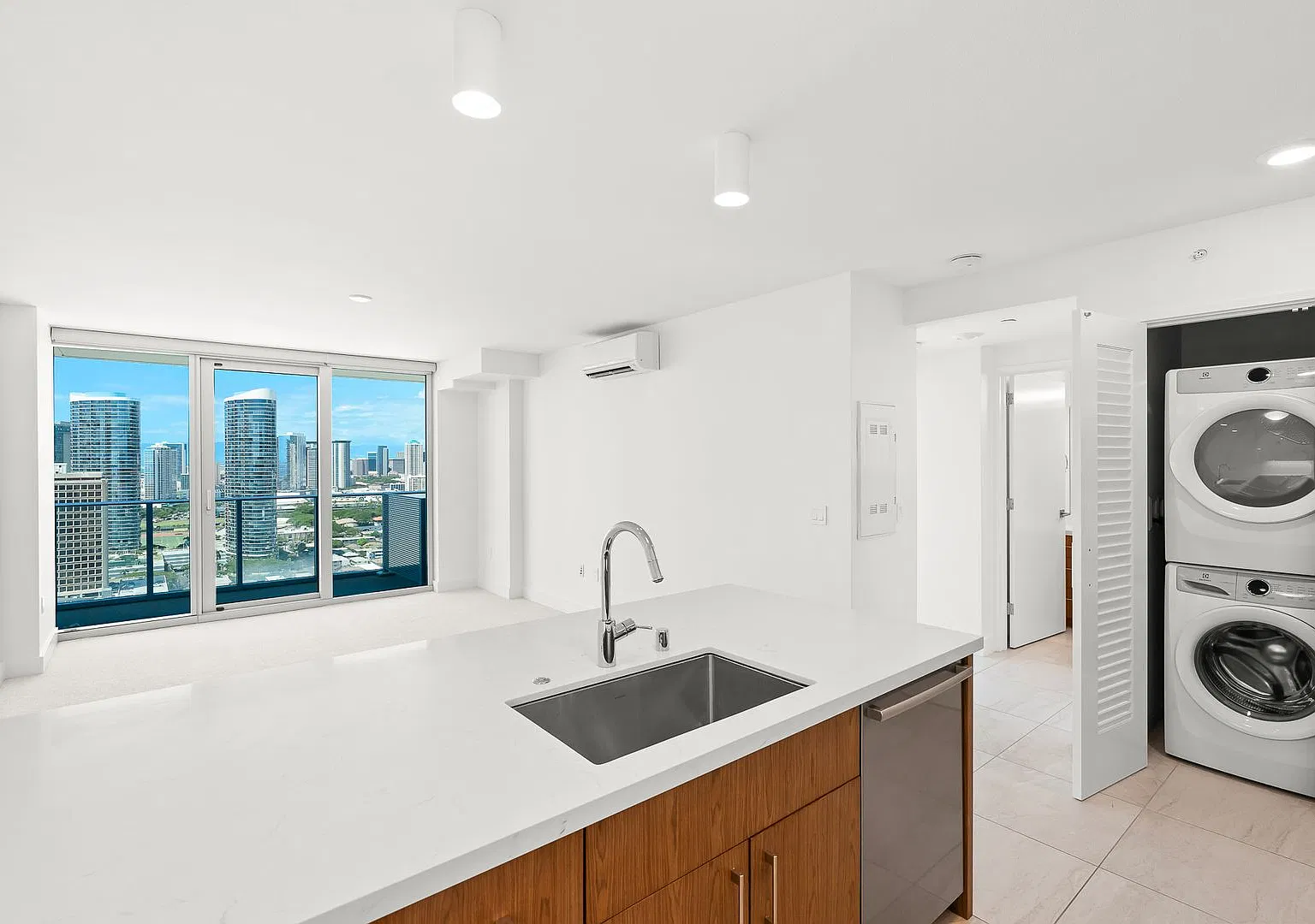Modern 1-Bedroom at Azure Ala Moana — Photo 4