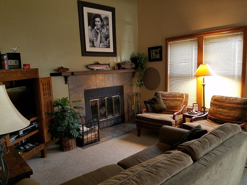 25' vaulted ceiling w/ fan.