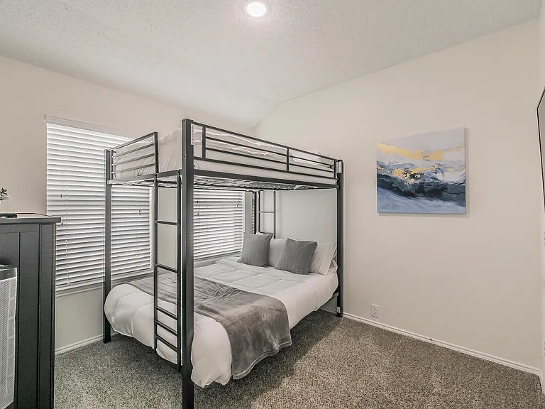 7017 Chateau Dr — Photo 6