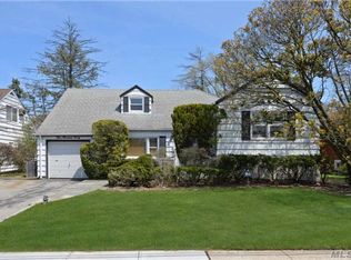 540 Barnard Ave, Woodmere, NY 11598