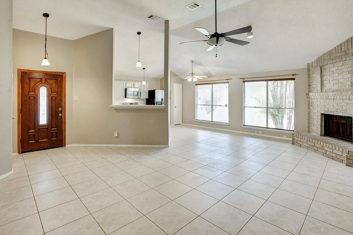 3 bed, 2.0 bath, 1383 sqft, $1,750 — Photo 2