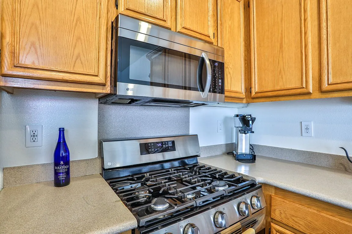 4 bed, 3.0 bath, 1831 sqft, $4,200 — Photo 4