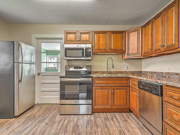 4th image of 815 Harding Ave