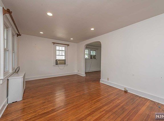 5th image of 639 Asbury St
