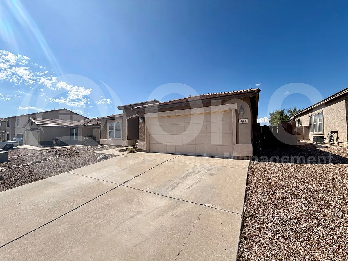 5 bed, 2.0 bath, 1990 sqft, $2,199 — Photo 3