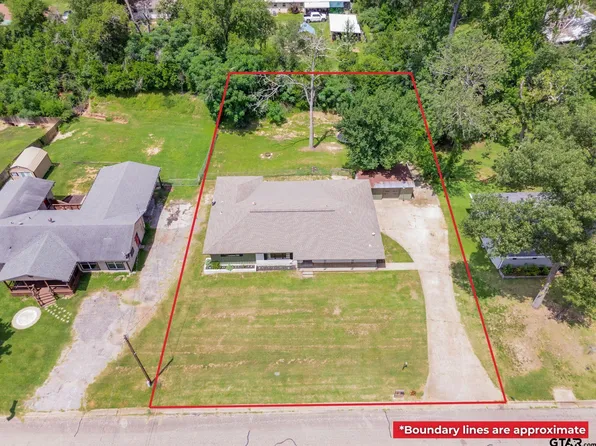137 Gardner Dr, Palestine, TX 75803