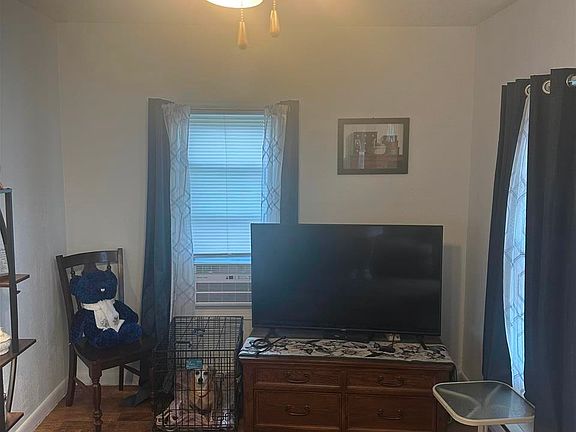 4th image of 1005 Houghton St