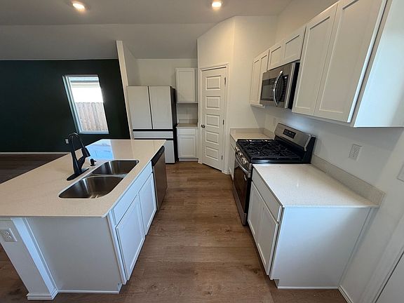 4th image of 805 NE 101st St