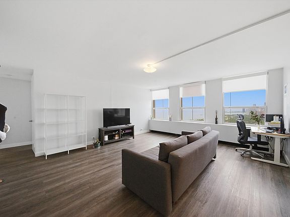 4th image of 2626 N Lakeview Ave APT 3804