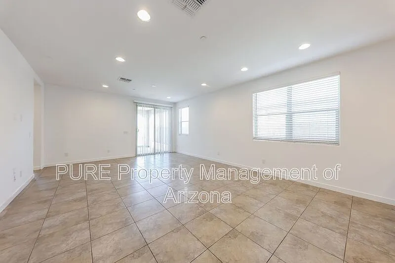 5 bed, 3.0 bath, 1951 sqft, $2,325 — Photo 4