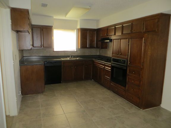 4th image of 347 Towne House Ln