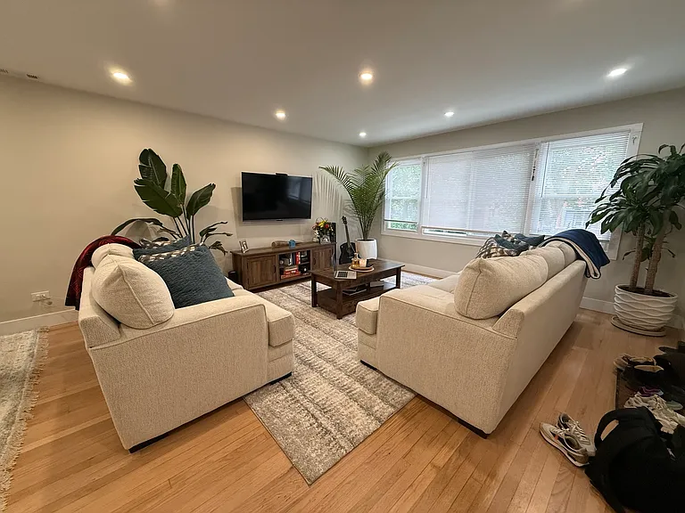 2607 W Rascher Ave #1 — Photo 3