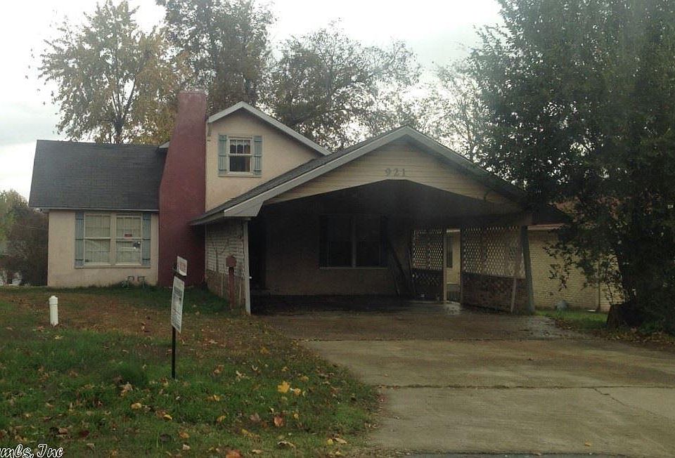 2nd image of 921 W Mueller