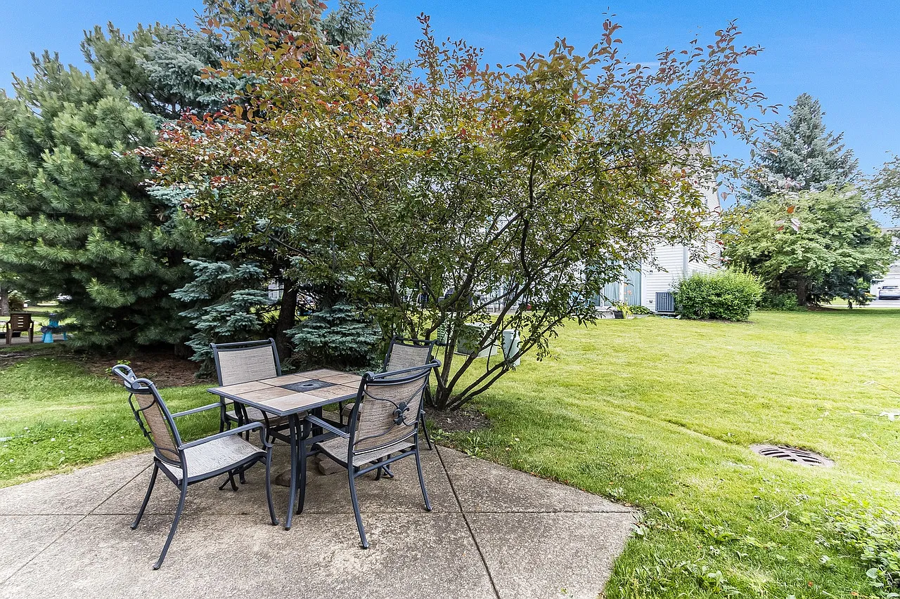 2 bed, 2.5 bath, 1326 sqft, $2,300 — Photo 3