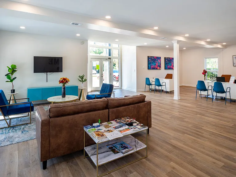 550 Lee Dr — Photo 2