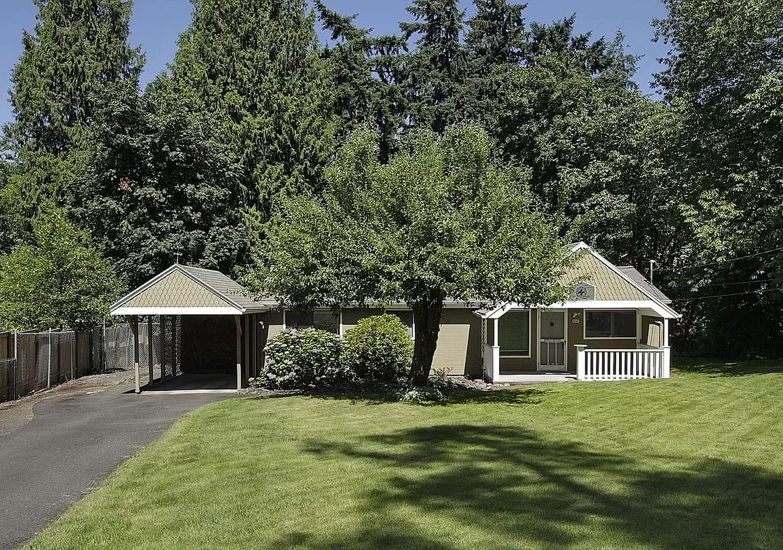 Collins View home- minutes to Lewis and Clark college! Featuring a basketball court, upgrades thr... — Photo 1