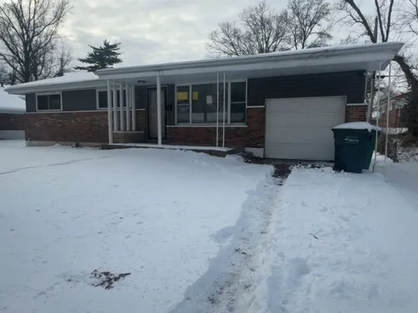 9711 Portage Dr, Saint Louis, MO 63136