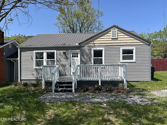 4th image of 445 Cedar Ave