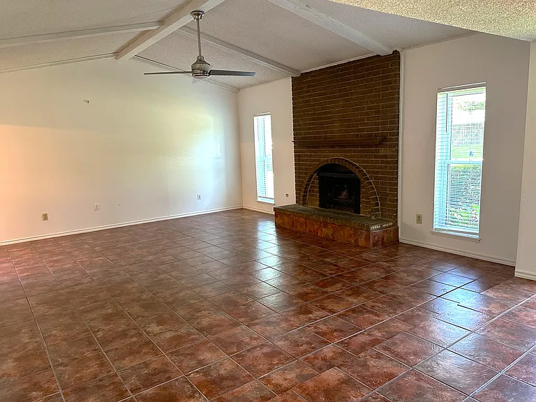 3817 Commonwealth Dr — Photo 2