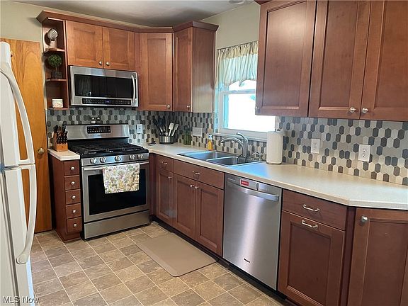 4th image of 10227 Beaconsfield Dr