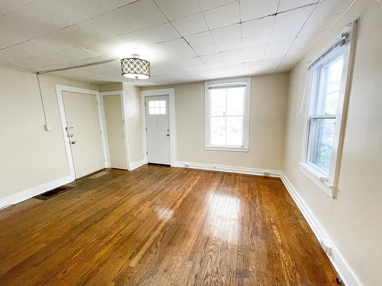 Unfurnished 1 Bedroom Apt 1W — Photo 1