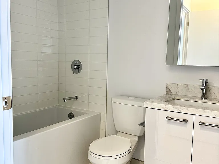 2221 Yonge St #3102 — Photo 4