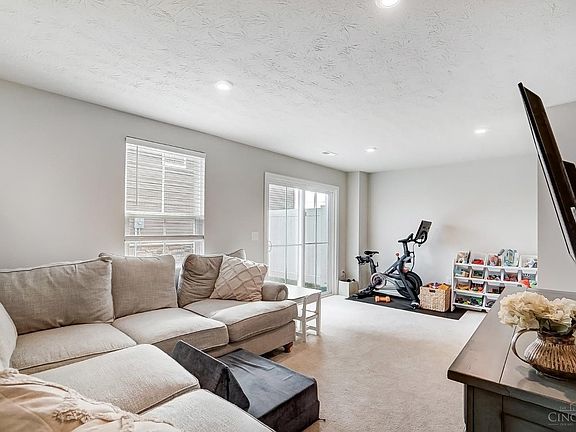 4th image of 15 Wentworth Ln