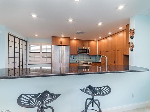 4th image of 880 Huron Ct #1-403