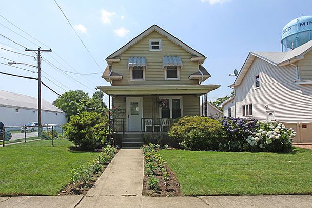 1st image of 155 Roosevelt Ave