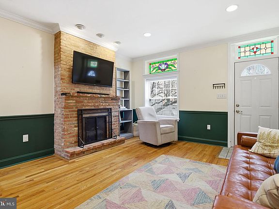 5th image of 2113 Bank St