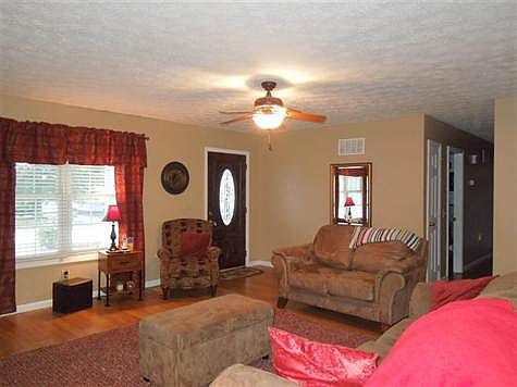 3rd image of 124 Lakeview Dr