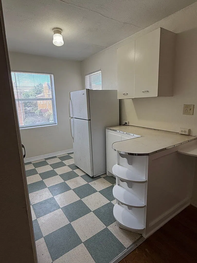 Charming 1-Bed in the Plaza District Hardwood Floors + FREE Laundry! — Photo 2