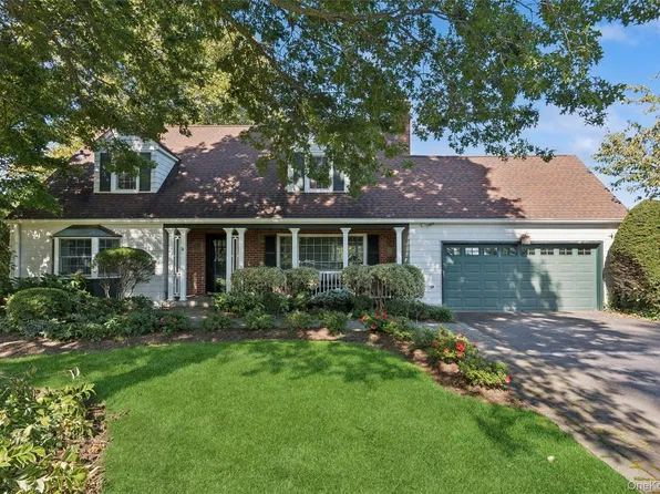 4 Briarcliff Place, Huntington, NY 11743