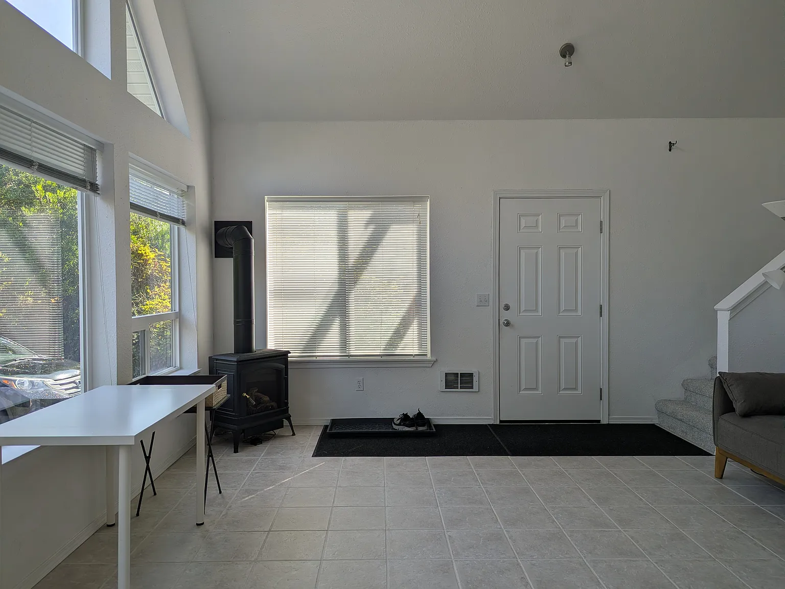 2 bed, 858 sqft, $1,800 — Photo 2