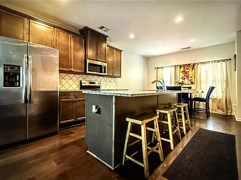 900 Society Cir SW — Photo 3