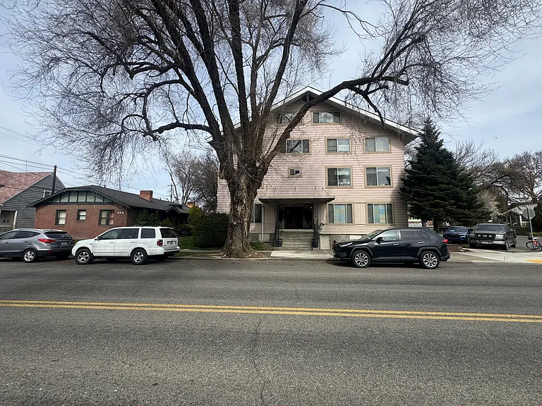 Third Avenue Apartments — Photo 1