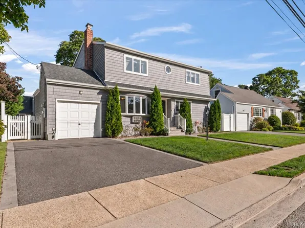 89 3rd Avenue, Massapequa Park, NY 11762