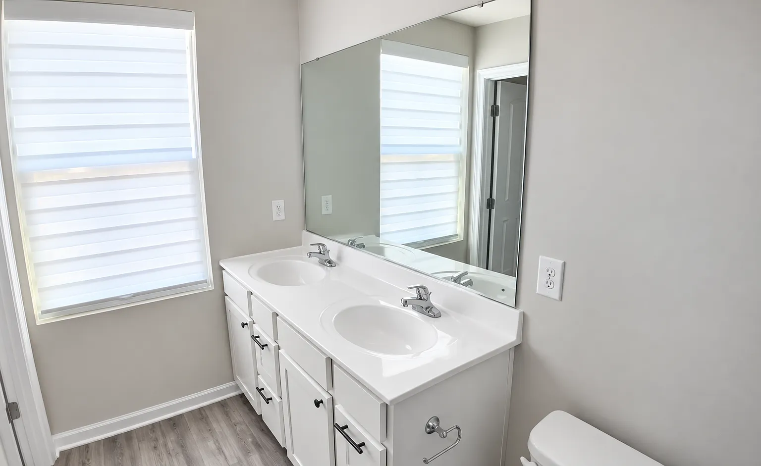 5 bed, 2.5 bath, 2200 sqft, $2,700 — Photo 2